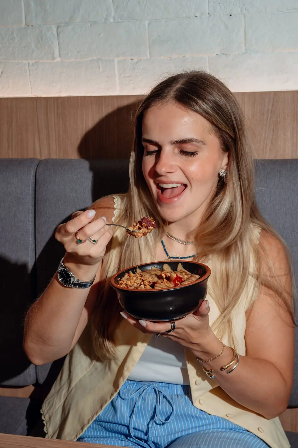 Cliente comiendo un bowl en el interior de un local PROT INN